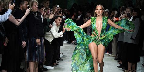 jennifer lopez e il vestito verde versace di|Vestito Versace JLo: la storia del jungle dress e Google Images.